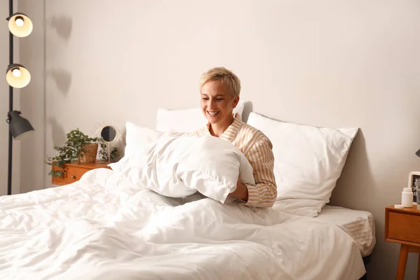 Reife Frau Mit Kopfkissen Sitzt Morgens Auf Dem Bett — Stockfoto