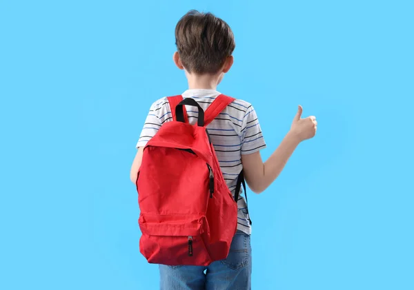 Μικρό Αγόρι Σχολική Τσάντα Δείχνει Τον Αντίχειρα Μπλε Φόντο Πίσω — Φωτογραφία Αρχείου