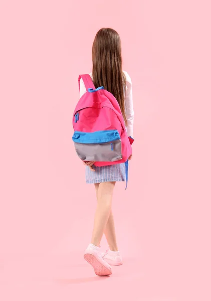 Κοριτσάκι Σχολική Τσάντα Ροζ Φόντο Πίσω Όψη — Φωτογραφία Αρχείου