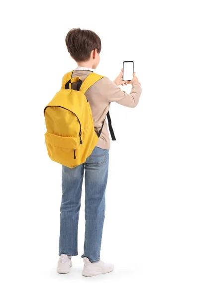 Kleine Jongen Met Schooltas Mobiele Telefoon Witte Achtergrond — Stockfoto