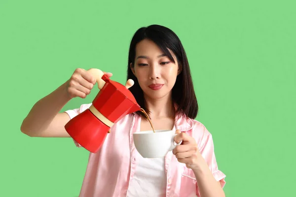 Hermosa Mujer Asiática Pijama Vertiendo Café Taza Sobre Fondo Verde — Foto de Stock