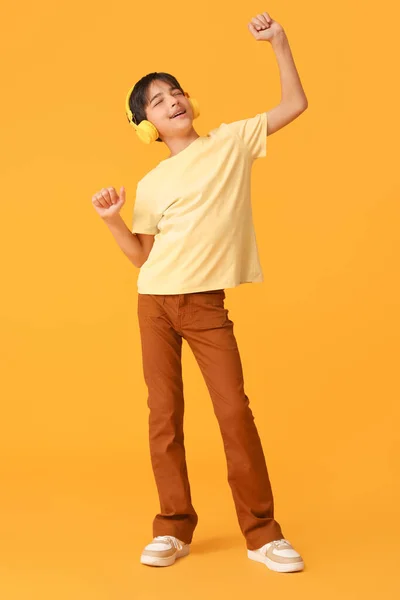 Маленький Хлопчик Навушниках Танцює Помаранчевому Фоні — стокове фото