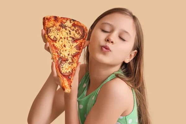 Dziewczynka Kawałkiem Pizzy Beżowym Tle — Zdjęcie stockowe