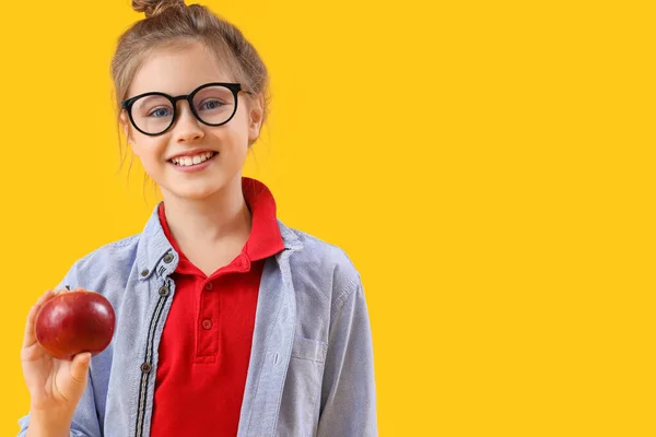 Kleines Mädchen Mit Apfel Auf Gelbem Hintergrund — Stockfoto
