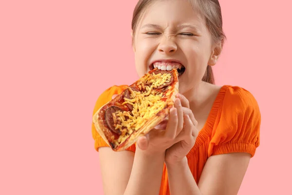Wściekła Dziewczynka Smaczną Pizzę Różowym Tle Zbliżenie — Zdjęcie stockowe