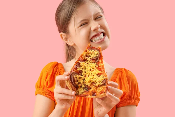 愤怒的小女孩在粉色背景下吃着美味的披萨 — 图库照片
