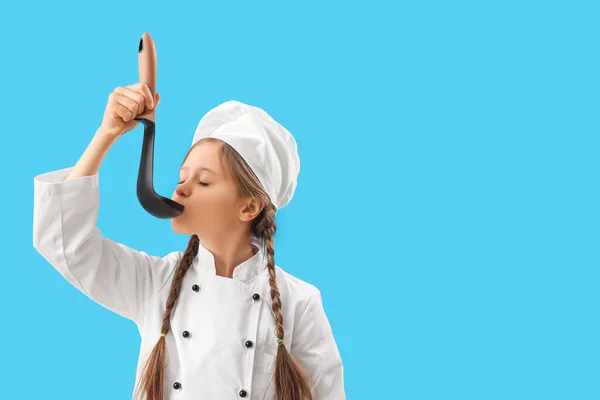 Kleiner Koch Mit Schöpfkelle Auf Blauem Hintergrund — Stockfoto