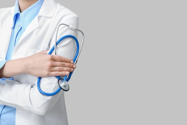 Female Doctor White Coat Stethoscope Grey Background — Stock Photo, Image