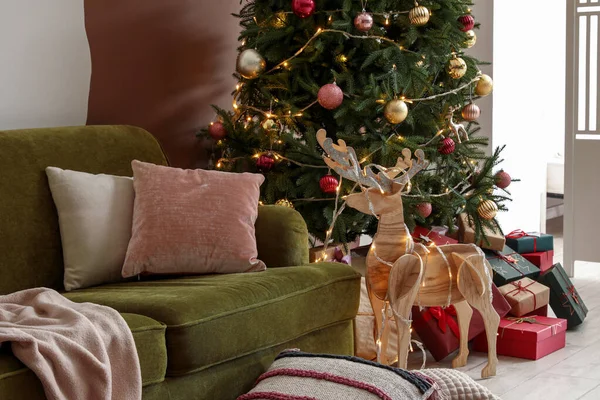 有圣诞树 绿色沙发 礼品盒和装饰品的客厅室内 — 图库照片