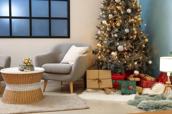 Εσωτερικό Του Σαλονιού Χριστουγεννιάτικο Δέντρο Κουτιά Δώρων Και Γκρι Πολυθρόνα — Φωτογραφία Αρχείου