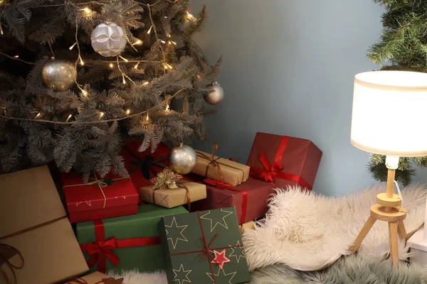 Interior Sala Estar Com Árvore Natal Caixas Presente Lâmpada Brilhante — Fotografia de Stock