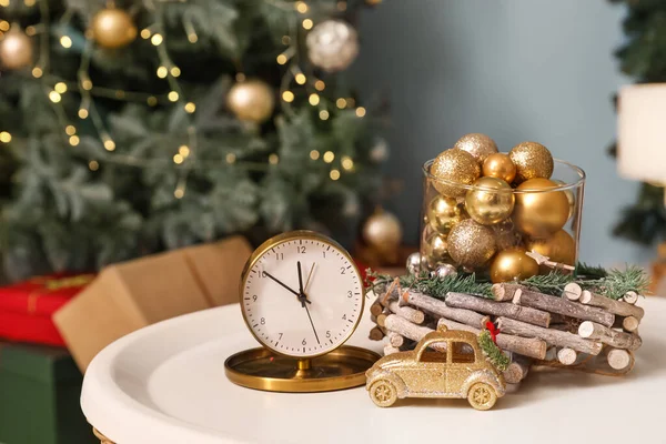 Klok Kerstballen Speelgoed Auto Tafel Woonkamer Close — Stockfoto