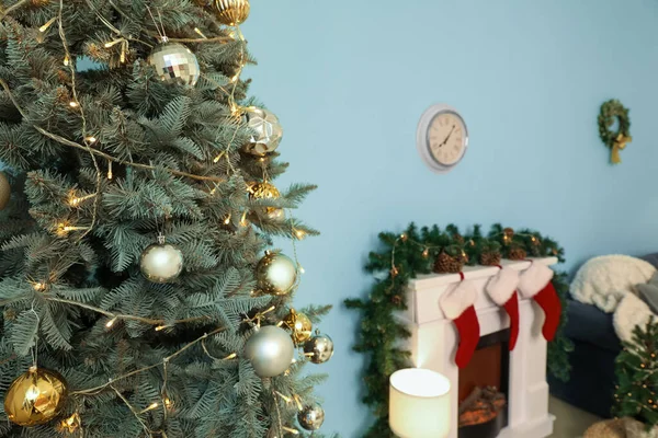 Árbol Navidad Decorado Con Luces Brillantes Bolas Oro Plata Sala —  Fotos de Stock