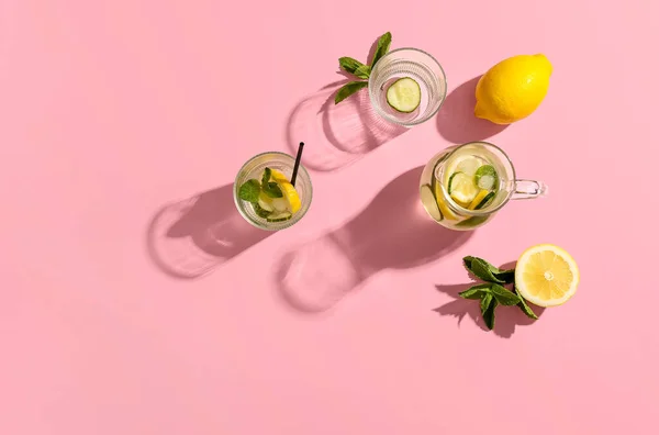 Glasögon Och Kanna Lemonad Med Gurka Rosa Bakgrund — Stockfoto