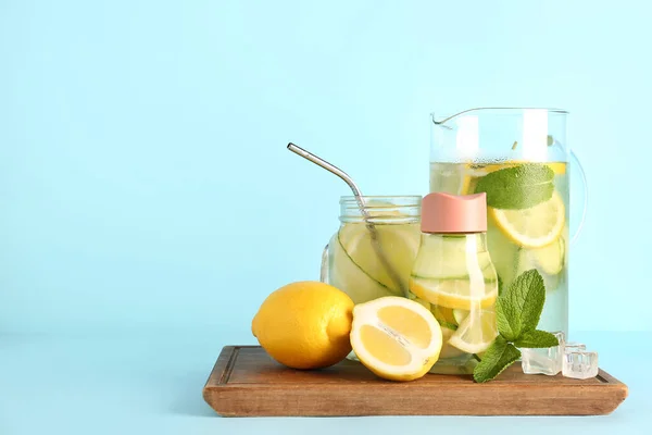 运动瓶和装黄瓜的蓝底柠檬水 — 图库照片