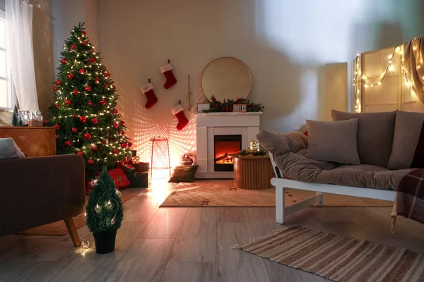 Εσωτερικό Σκοτεινό Σαλόνι Καναπέδες Χριστουγεννιάτικο Δέντρο Τζάκι Και Λαμπερά Φώτα — Φωτογραφία Αρχείου
