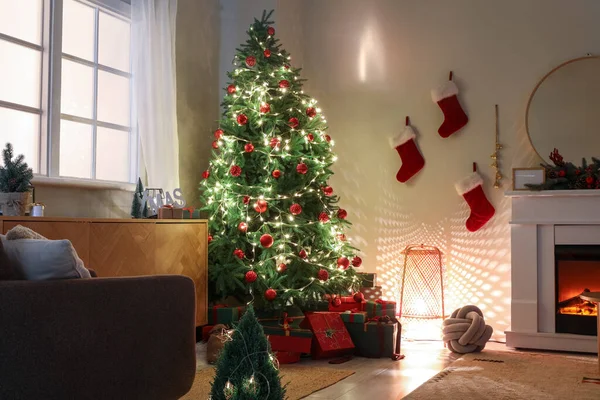 Árbol Navidad Con Regalos Luces Brillantes Chimenea Sala Estar Oscura —  Fotos de Stock
