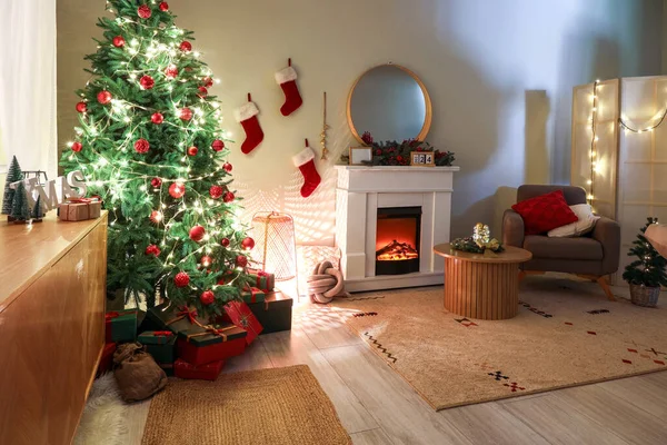 暗いリビングルームでの贈り物 輝く光と暖炉を持つクリスマスツリー — ストック写真