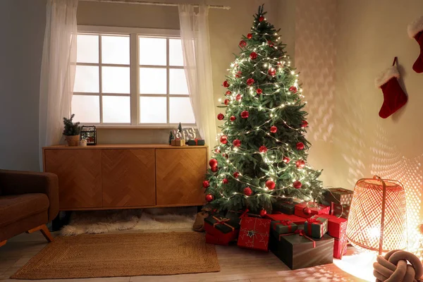 Weihnachtsbaum Mit Leuchtenden Lichtern Geschenken Und Hölzernen Kommoden Dunklen Wohnzimmer — Stockfoto