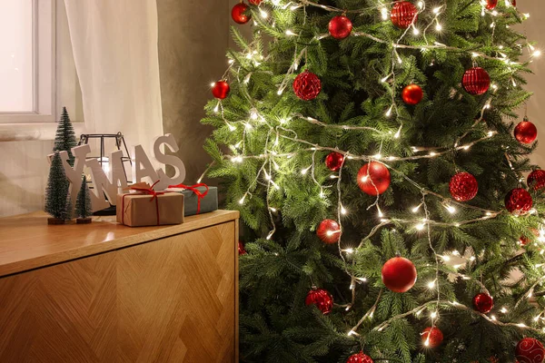 Albero Natale Con Luci Luminose Scatole Regalo Mobile Legno Soggiorno — Foto Stock