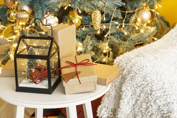 Caixas Presente Brinquedo Livros Árvore Natal Com Luzes Brilhantes Sala — Fotografia de Stock