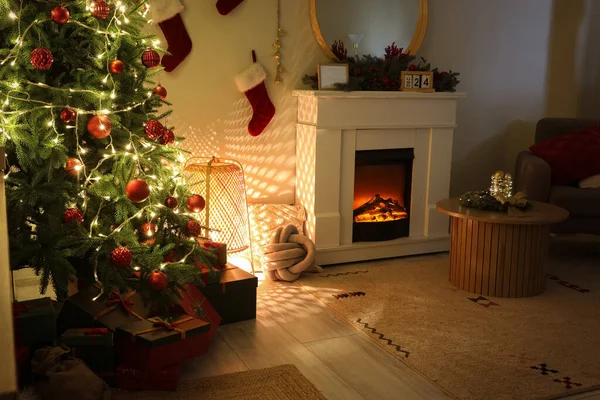 Julgran Med Gåvor Glödande Ljus Och Öppen Spis Mörkt Vardagsrum — Stockfoto