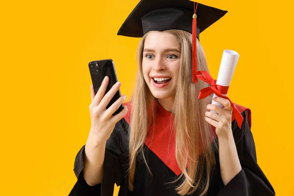 Estudante Pós Graduação Sexo Feminino Com Diploma Tomando Chamada Vídeo — Fotografia de Stock