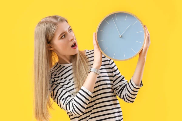 Mujer Joven Estresada Con Reloj Sobre Fondo Amarillo Concepto Fecha — Foto de Stock