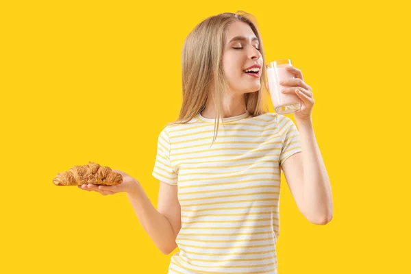 Junge Frau Mit Leckerem Croissant Und Joghurt Auf Gelbem Hintergrund — Stockfoto