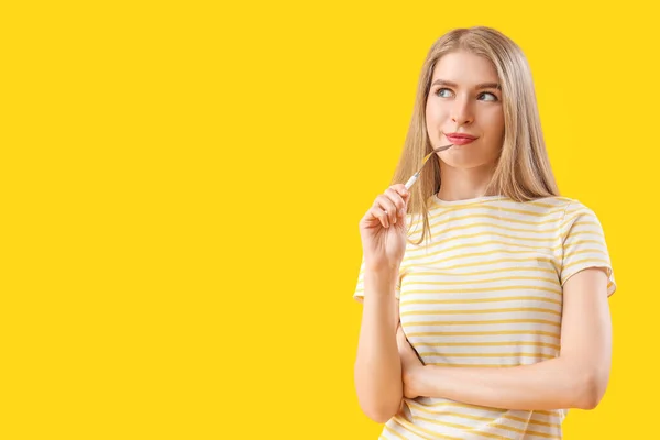 Mujer Joven Con Tenedor Sobre Fondo Amarillo —  Fotos de Stock