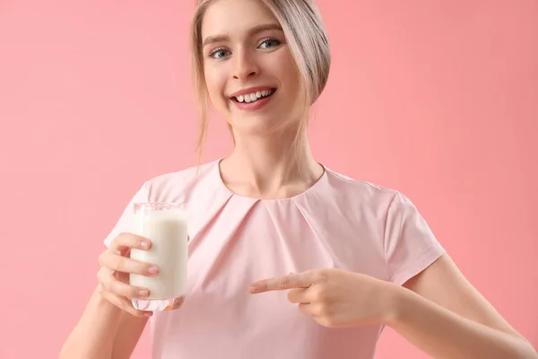 Junge Frau Zeigt Auf Leckeren Joghurt Auf Rosa Hintergrund Nahaufnahme — Stockfoto