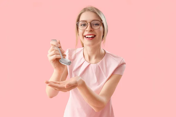 Junge Frau Mit Löffel Auf Rosa Hintergrund — Stockfoto