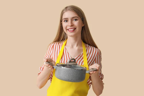 Giovane Donna Con Pentola Cucina Sfondo Beige — Foto Stock