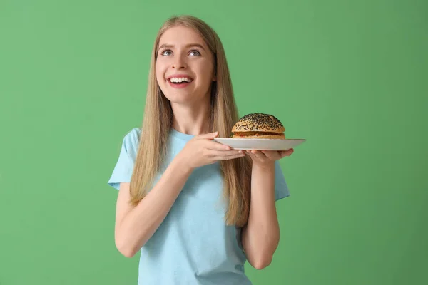 Young Woman Tasty Burger Green Background — Stock Photo, Image