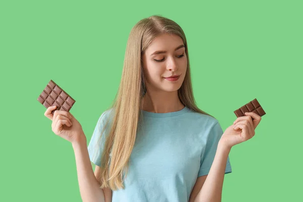 Junge Frau Mit Leckerer Schokolade Auf Grünem Hintergrund — Stockfoto