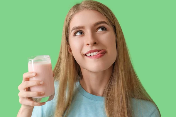 Młoda Kobieta Smacznym Jogurtem Zielonym Tle Zbliżenie — Zdjęcie stockowe