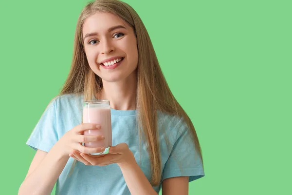 Junge Frau Mit Leckerem Joghurt Auf Grünem Hintergrund Nahaufnahme — Stockfoto