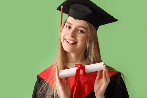 緑の背景に卒業証書を持つ女性大学院生 クローズアップ — ストック写真