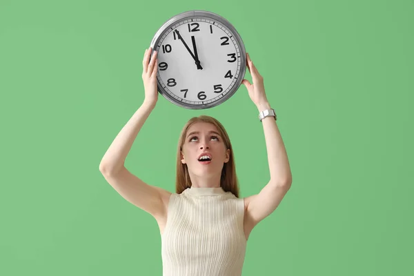 Jovem Estressada Com Relógio Fundo Verde Conceito Limite — Fotografia de Stock