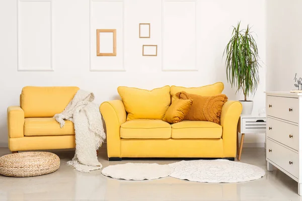 时尚客厅内饰舒适的黄色沙发 扶手椅和抽屉柜 — 图库照片