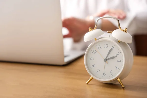 Alarm Clock Table Businesswoman Office Closeup — Stock Photo, Image