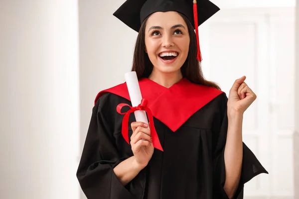 Studente Laureata Con Diploma Sala — Foto Stock