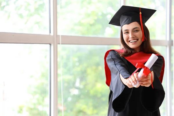Női Végzős Hallgató Diplomával Közel Ablak Szobában — Stock Fotó