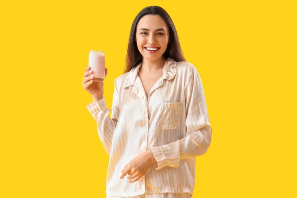 Jonge Vrouw Pyjama Met Lekkere Yoghurt Gele Achtergrond — Stockfoto