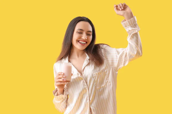 Mujer Joven Pijama Con Sabroso Yogur Sobre Fondo Amarillo —  Fotos de Stock