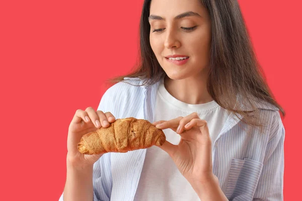 Jovem Com Croissant Saboroso Fundo Vermelho Close — Fotografia de Stock