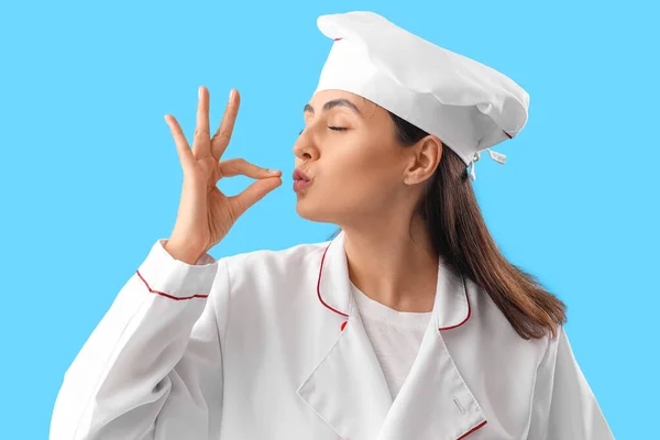 Feminino Chef Gesticulando Fundo Azul Close — Fotografia de Stock