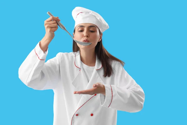 Femme Chef Avec Louche Sur Fond Bleu — Photo