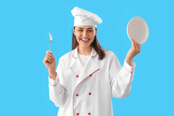 Femme Chef Avec Fourchette Assiette Sur Fond Bleu — Photo