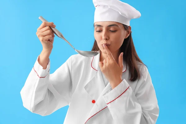 Femme Chef Avec Louche Sur Fond Bleu — Photo